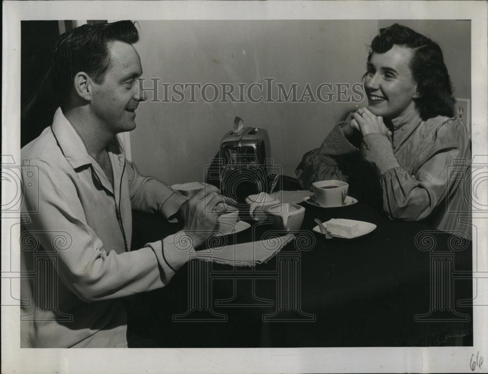 Press Photo Mr and Mrs Elbert Van Valkenburg have coffee - RSL95993 - Historic Images