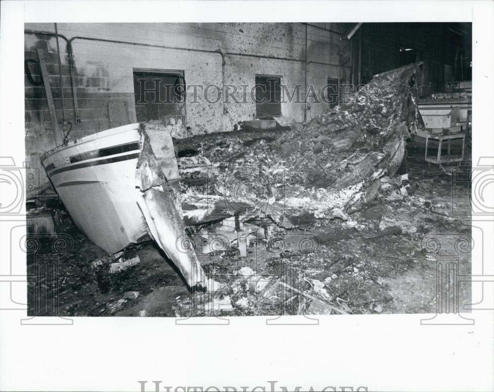 1990 Press Photo Remains of yachts that burned at Stammas Yacht in Florida - Historic Images