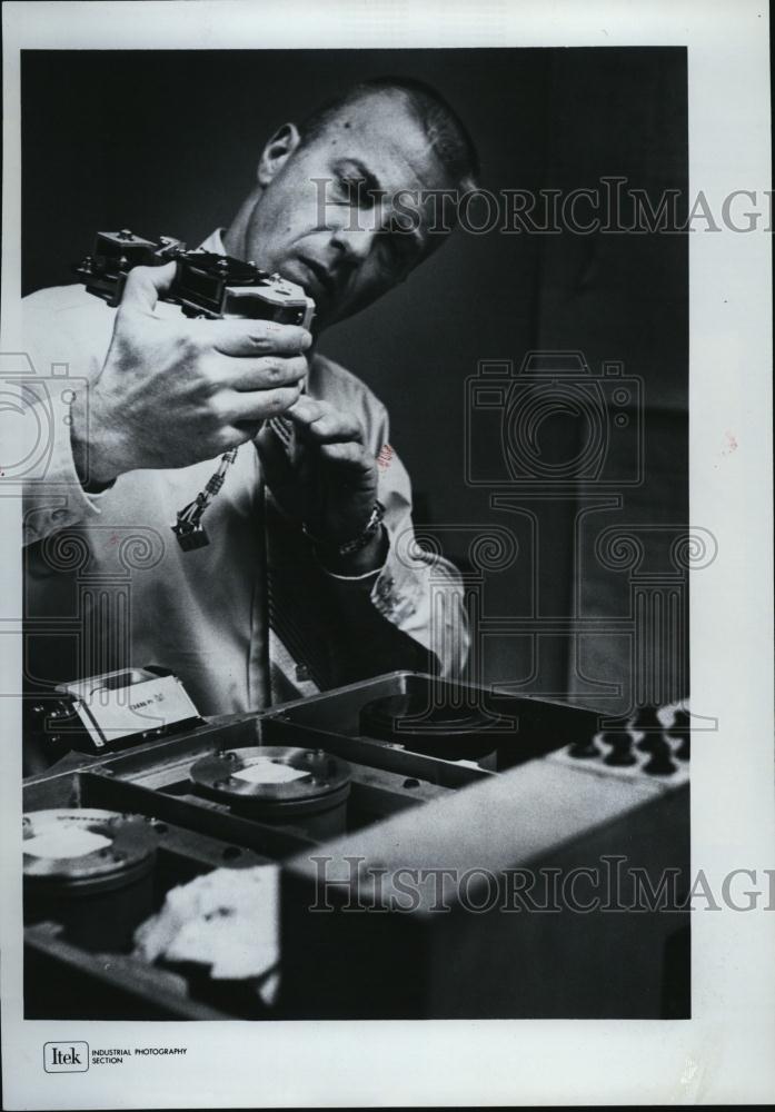 1971 Press Photo Astronaut Paul Weltz Working on Camera - RSL43777 - Historic Images