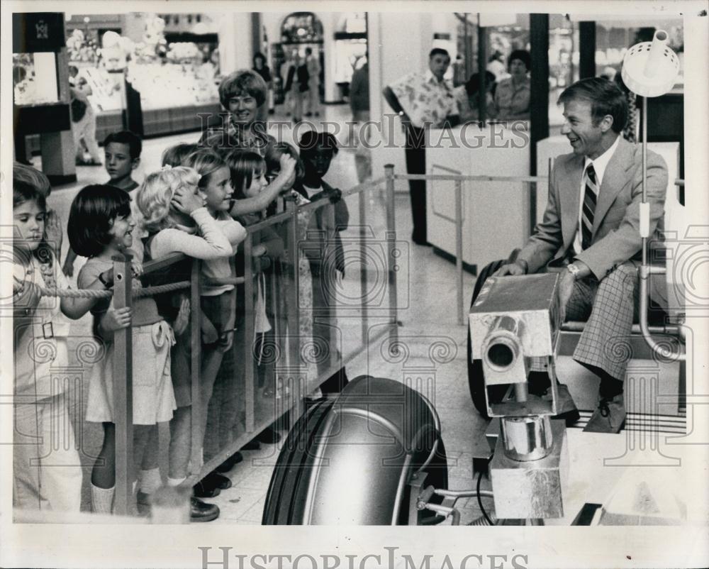 1977 Press Photo Skylab 2 Astronaut Paul Weitz Tyrone Square Mall Space Exhibit - Historic Images