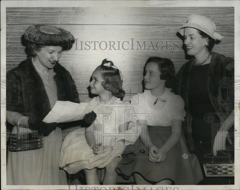 1967 Press Photo Valerie Sandel &amp; Anna Cronan with Their Mothers - RSL40483 - Historic Images