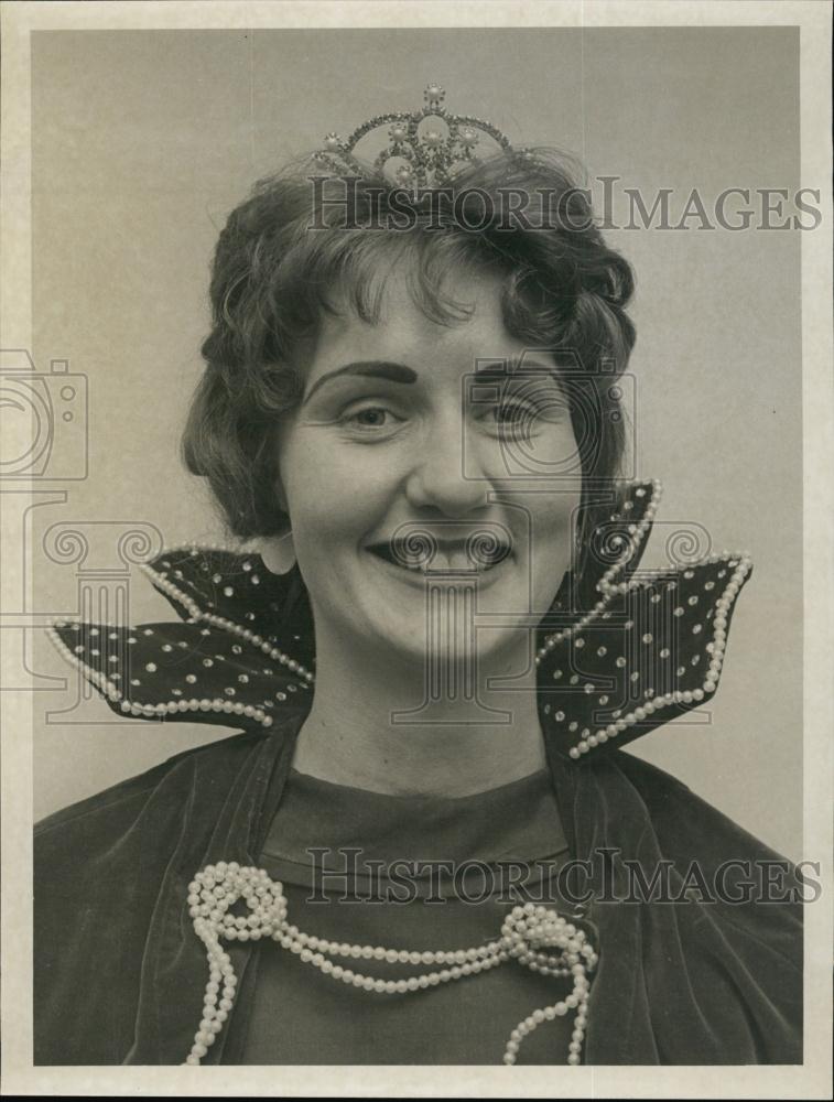 Press Photo Mrs Ted Monnier In A Decorative Collar And Tiara - RSL63791 - Historic Images