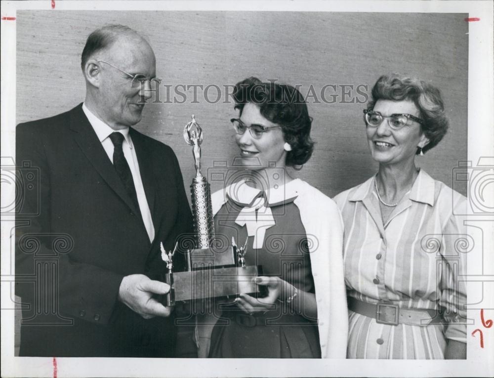 1959 Press Photo Peggy West with teacher Mrs LF Selby &amp; Dr Royal Ray U of Fla - Historic Images