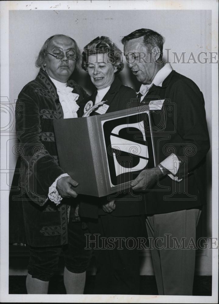 1975 Press Photo Mr &amp; Mrs Roger Pankonie Honored by &quot;Ben Franklin&quot; for Sales - Historic Images