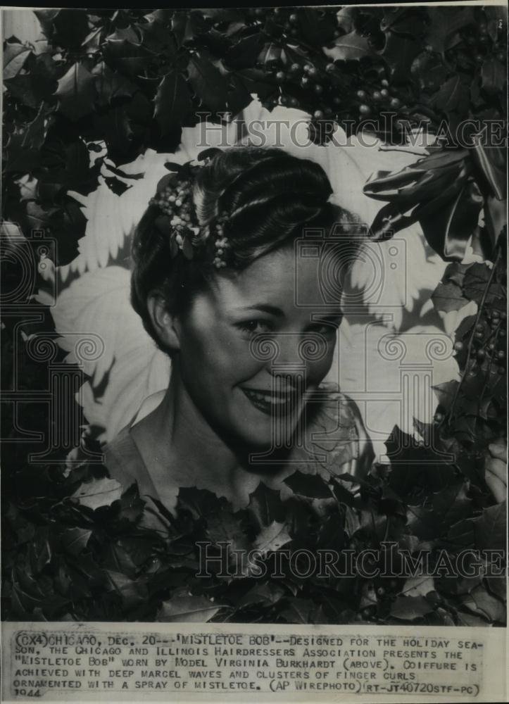 1944 Press Photo Model Virginia Burkhardt Wearing Mistletoe Bob Hair Style - Historic Images