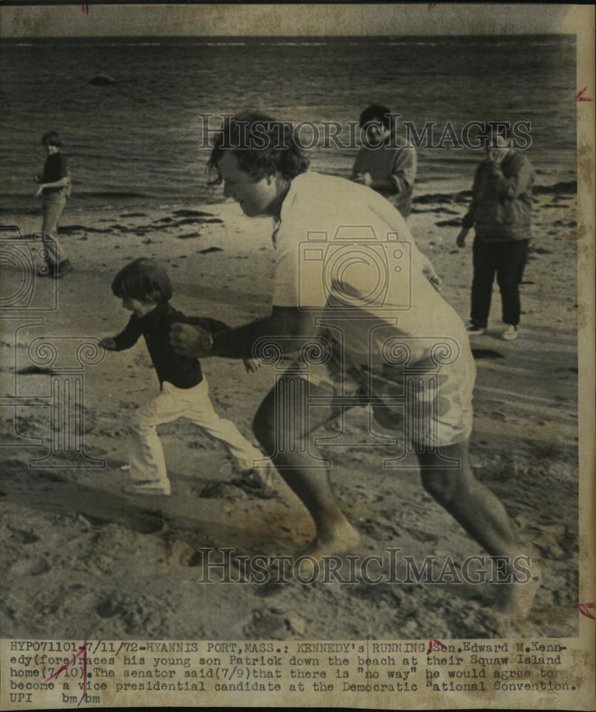 1972 Press Photo Senator Edward M Kennedy and Son Patrick at beach - RSL93271 - Historic Images