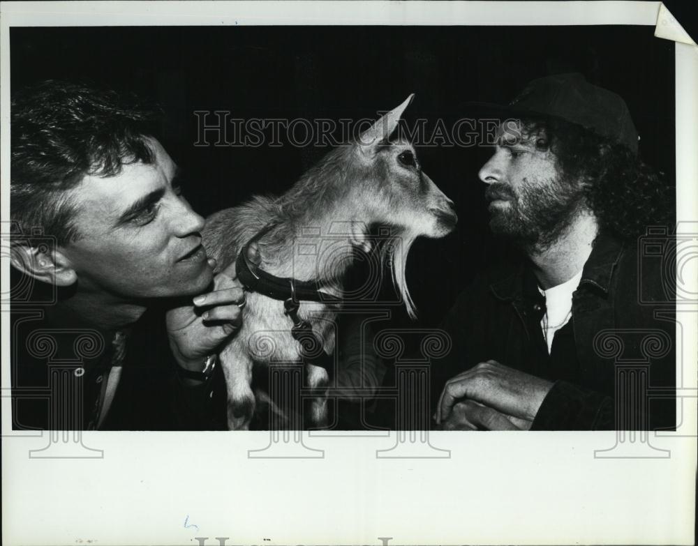 1995 Press Photo TV host Billy Costa and Comedian Steven Wright with a Goat - Historic Images