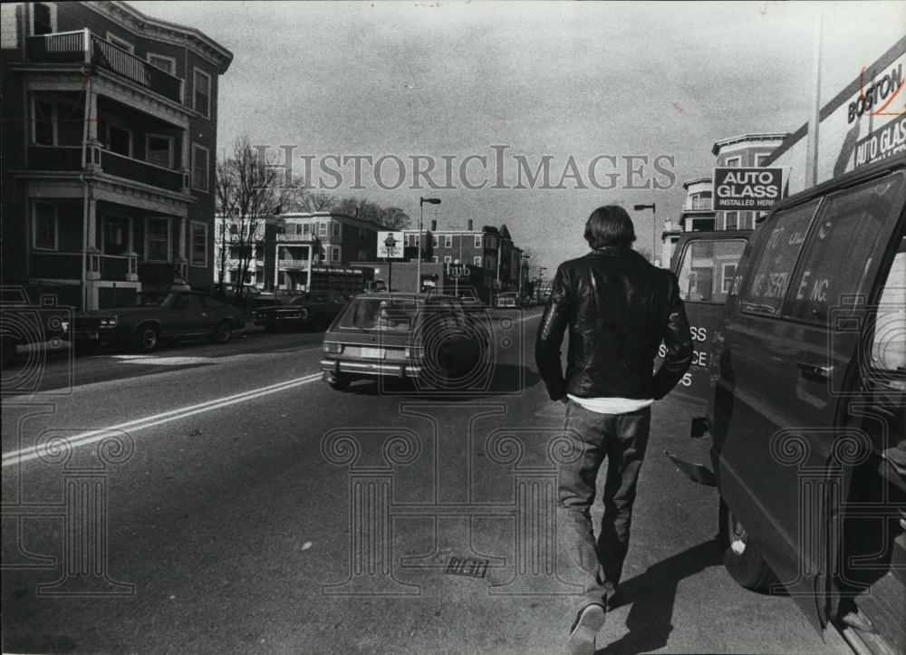 Press Photo William Atkinson Walking Down Road - RSL07495 - Historic Images