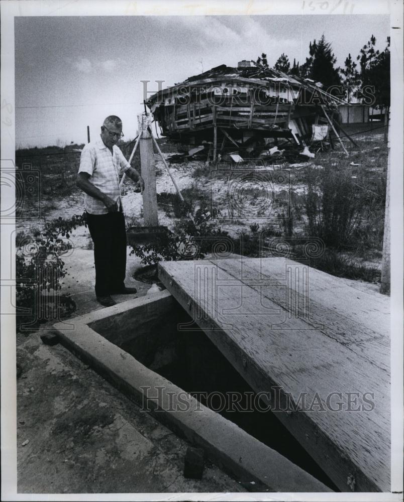 1977 Press Photo John John Reeves plans to be buried w/ wife in 2-person tomb - Historic Images