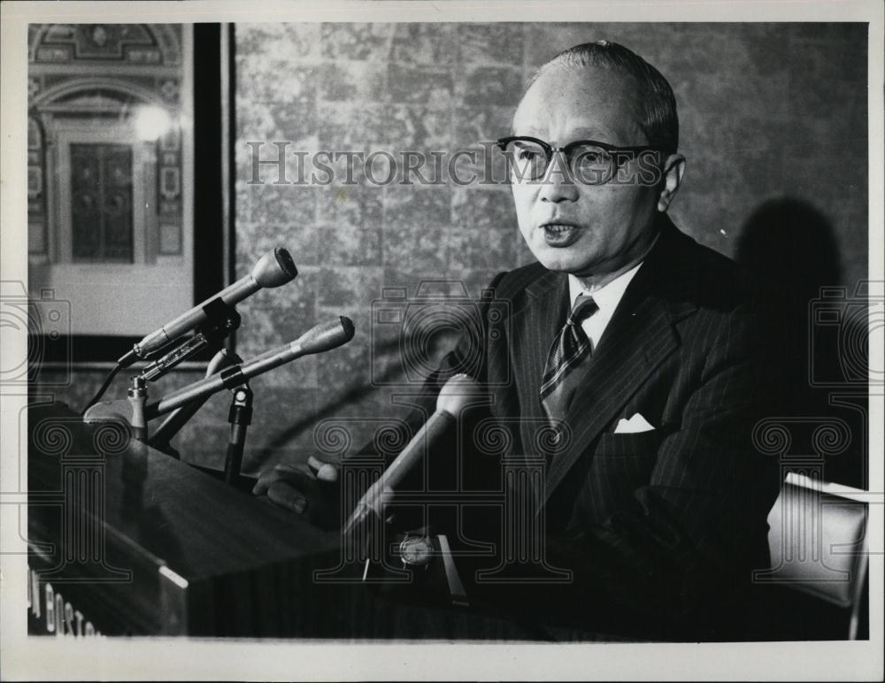 1971 Press Photo M Riant in Boston speaks at podium in front of microphones - Historic Images