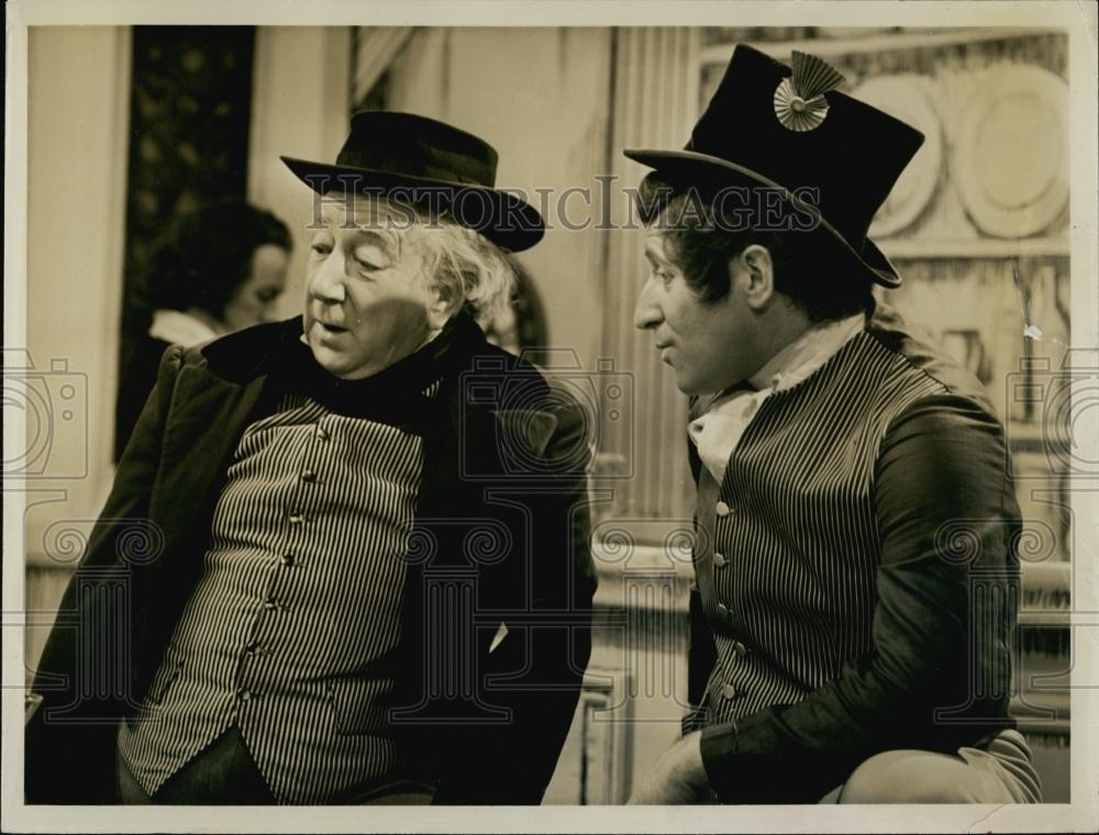 1963 Press Photo Clive Revile and Melville Cooper in &quot;Oliver!&quot; - RSL67081 - Historic Images