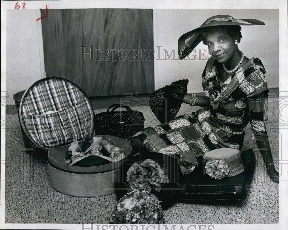 1961 Press Photo Lila McNair Wesley Milliner With Spring and Summer Hats - Historic Images