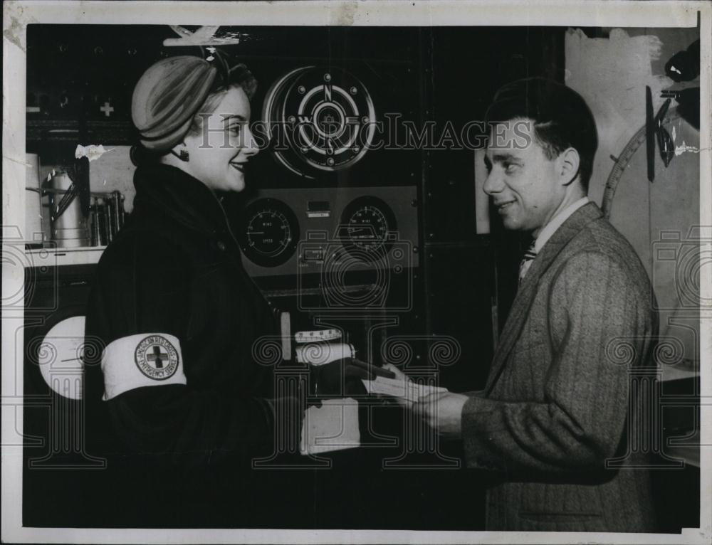 1950 Press Photo Samuel Penn Weather forecaster Tina Curtis - RSL88671 - Historic Images