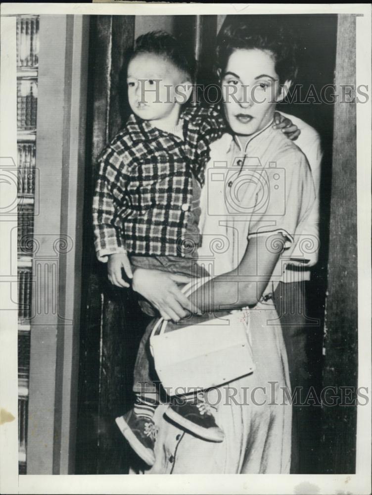 1955 Press Photo Airmen Daniel C Schmidt returned from Imprisonment in Red - Historic Images