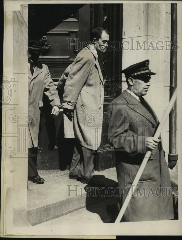 1949 Press Photo Murder Suspect Walter Powell Leaving Apartment Trial - Historic Images