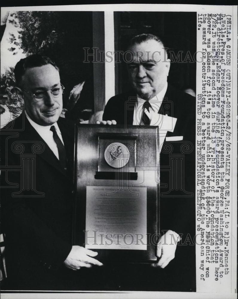 1962 Press Photo FBI Director Edgar Hoover Awarded Freedom Award &amp; Kenneth Wells - Historic Images