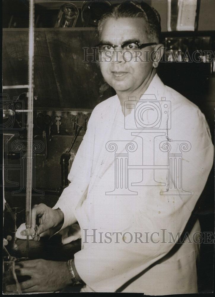 1954 Press Photo Prof SC Misra Luchnow Surgeon of MGH - RSL82087 - Historic Images