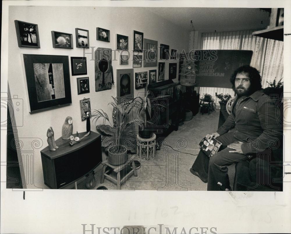 1978 Press Photo Joe Catazanzaro, hair stylist and his art collection - Historic Images