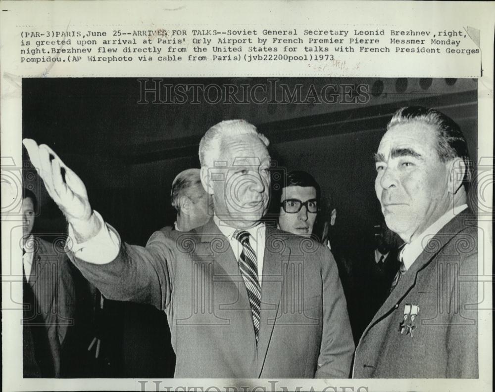 1973 Press Photo French Premier P Messmer greets Soviet Gen Sec L Brezhnev - Historic Images