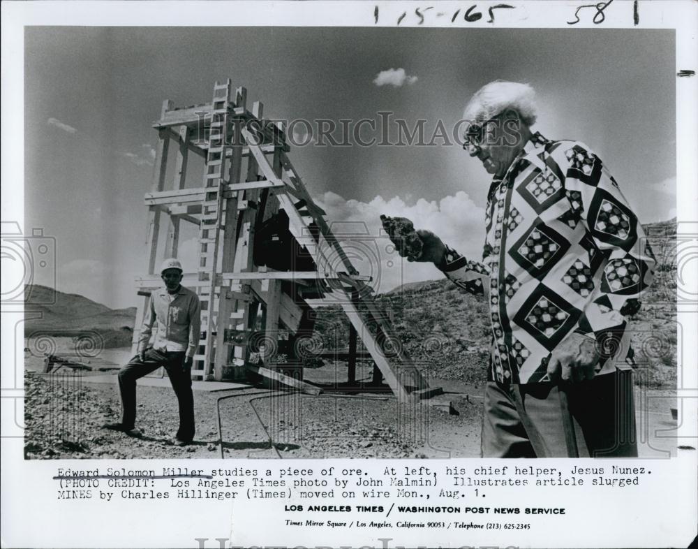 1977 Press Photo Richard Solomon Miller studies a piece of Ore - RSL69823 - Historic Images