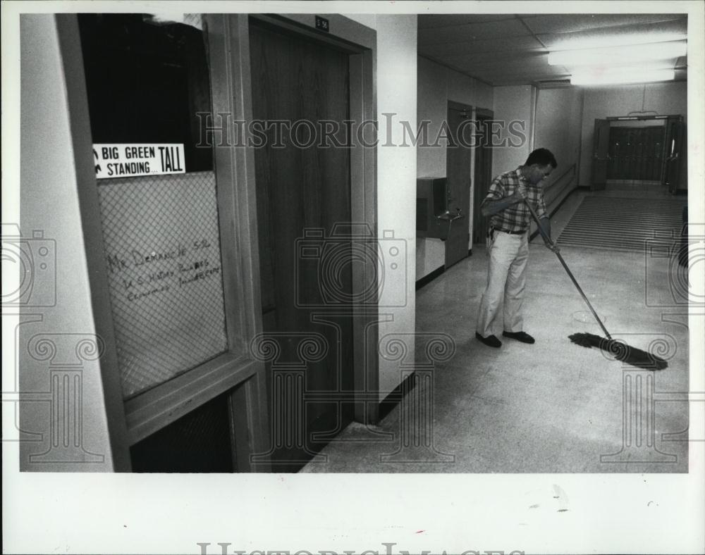 1993 Press Photo John Morango Custodian Cleans Area Jason Robinson Stabbed to - Historic Images