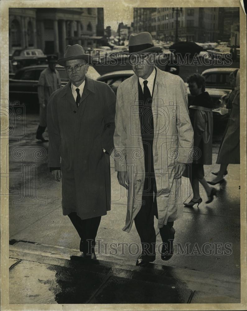 1959 Press Photo Stanley M Lane &amp; Dr Richard B Cattell for a funeral - RSL45787 - Historic Images