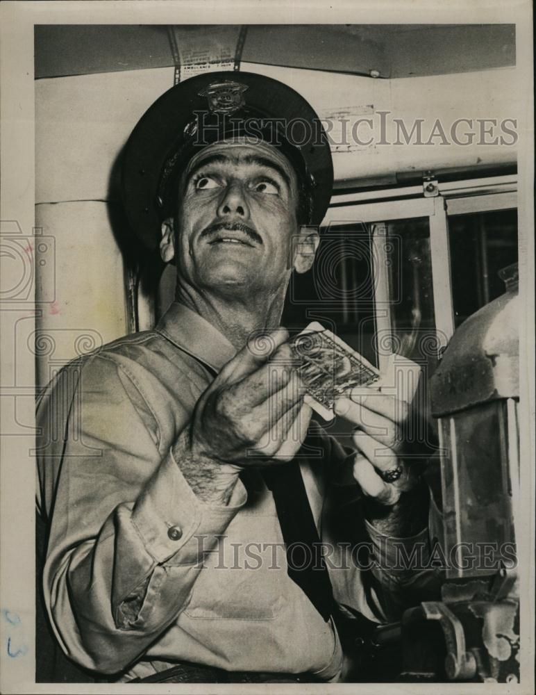 1954 Press Photo City Bus Driver CD Robinson Receives Far North Dollar - Historic Images