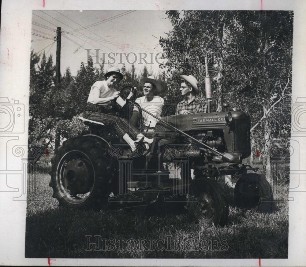 Press Photo Robert L Owens Family running Tractor Gulf Beaches - RSL97773 - Historic Images