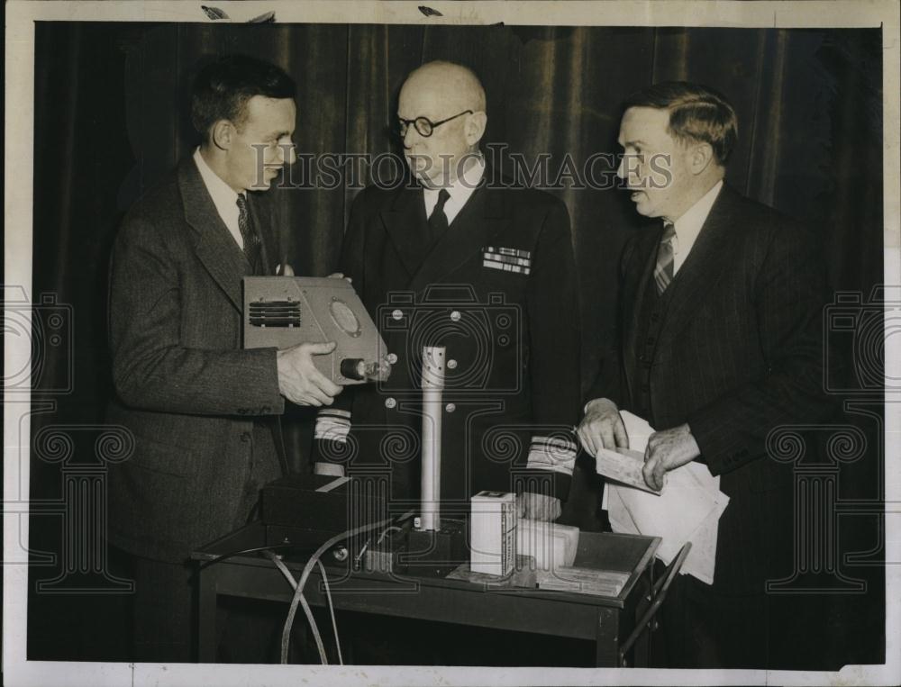 1946 Press Photo ProfMartin Deutch demonstrate apparatus for Atomic Energy - Historic Images