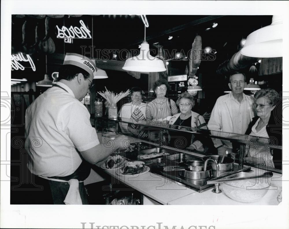 1986 Press Photo Tony Bowen at Abarro&#39;s restaurant inn Florida - RSL69233 - Historic Images