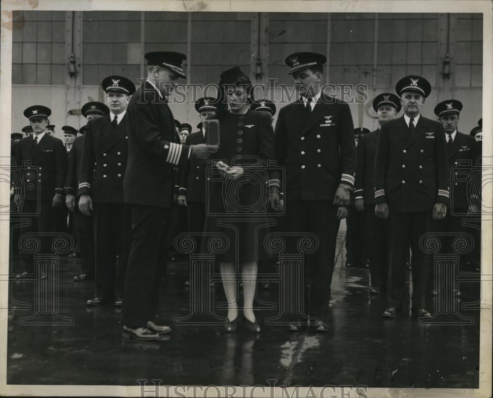 1943 Press Photo Capt WN Derby Mrs Olga Bottoms Medal Presentation Salem - Historic Images