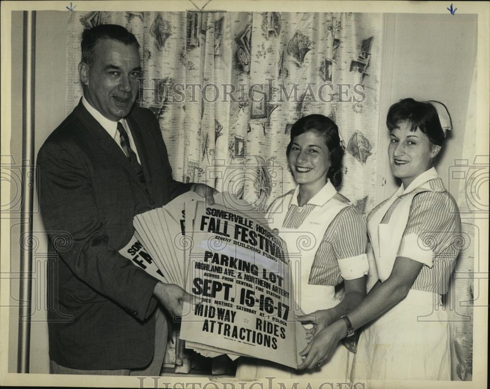 1960 Press Photo Dr Edgar Sewall, Nurses Somerville Hospital Fall Festival - Historic Images