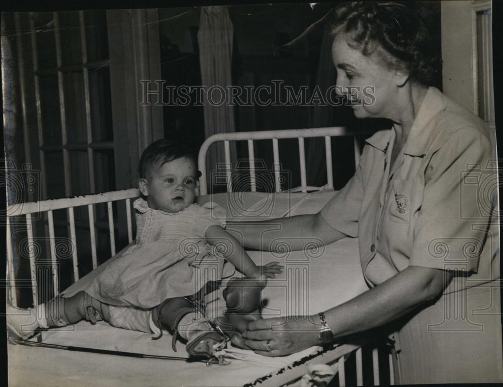 1949 Press Photo Mrs JE Walker , Guild volunteer &amp; baby at the hospital - Historic Images