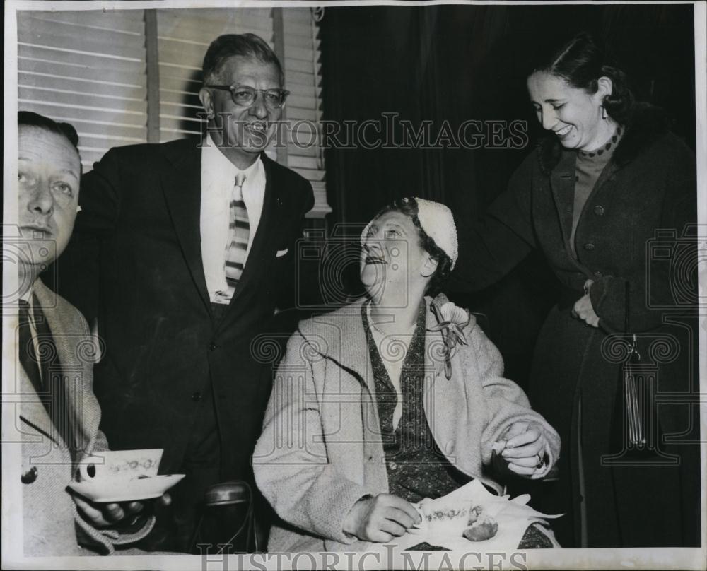 1957 Press Photo Mrs Worber Briscoe Mr and Mrs Lewis Weinstivi - RSL88891 - Historic Images