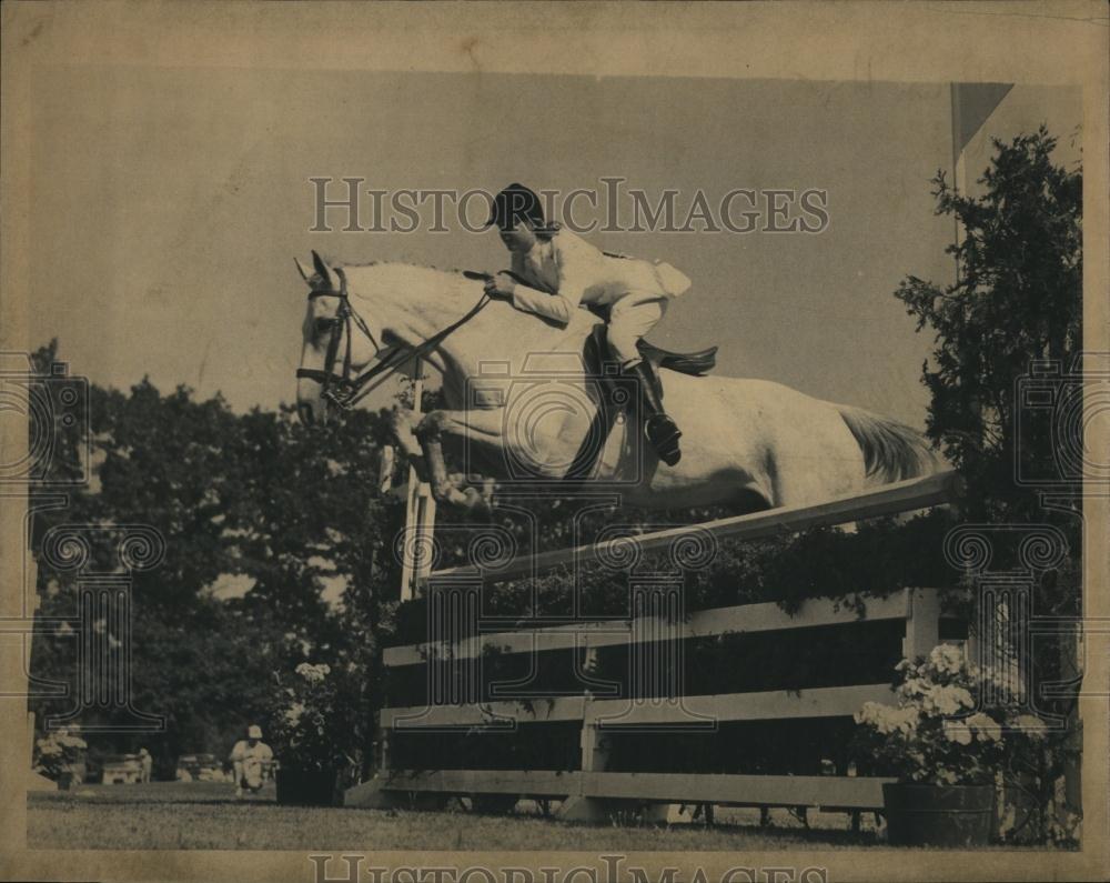 1964 Press Photo Helen Ayer at Jr Stadium Jumping contest - RSL87681 - Historic Images