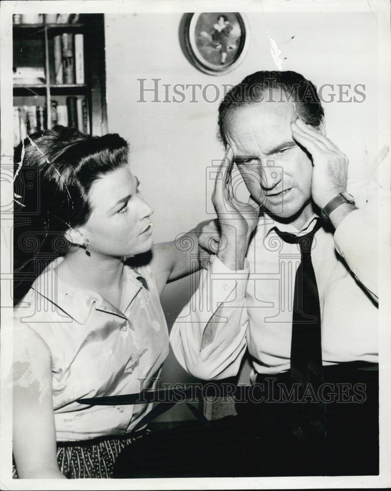 1974 Press Photo Jack Walden &amp; Mariette Hartley &quot;Breaking Point &quot; - RSL04087 - Historic Images