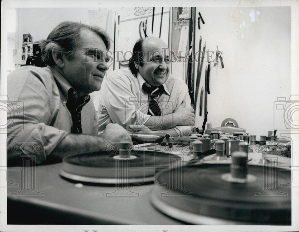 1975 Press Photo CBS news writer/ producer Andrew A Rooney &amp; a technician - Historic Images