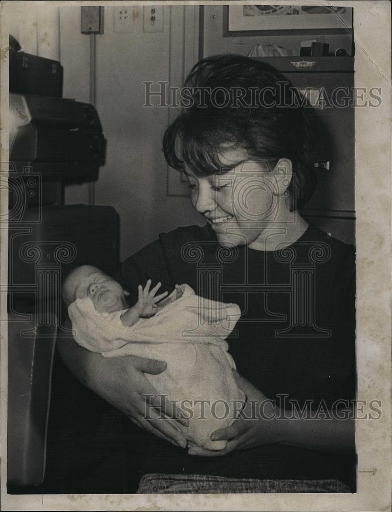 1967 Press Photo Russian Shaha Priminov mother of baby Stanaslaw born at Boston - Historic Images