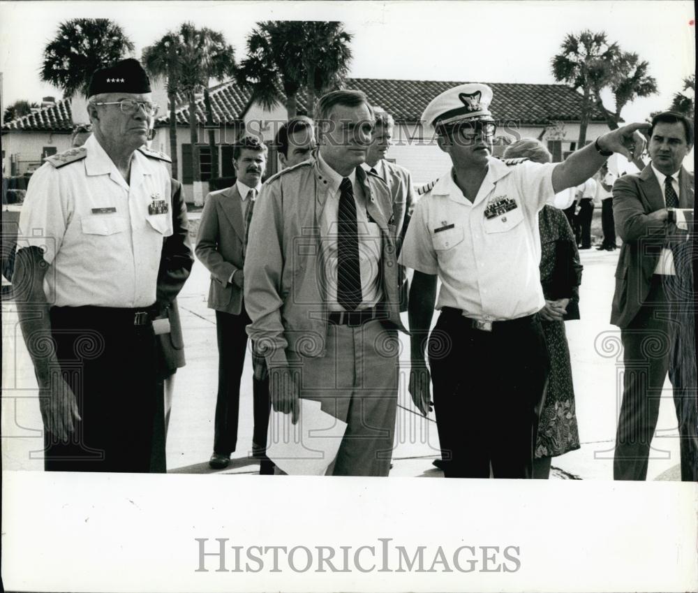 1982 Press Photo Adm John Hayes, Sen Lawton Chiles, Capt Robert Nichols - Historic Images