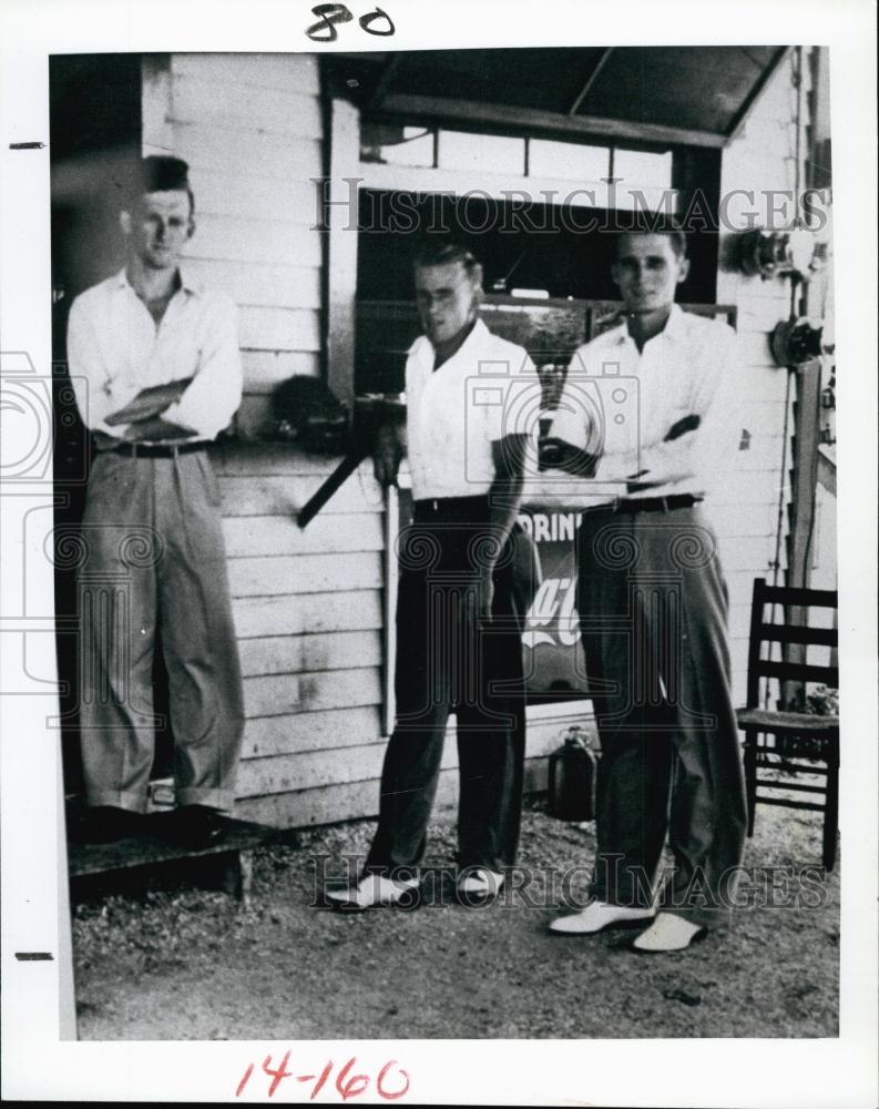 1982 Press Photo Gerald Weimer, George Hunt Sr &amp; Edgar Miller at a gas station - Historic Images