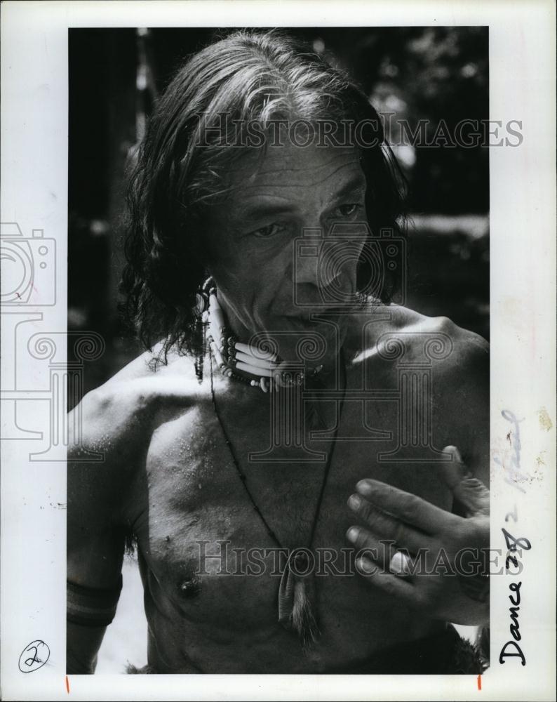 1984 Press Photo Anthony &quot;Crazy Foot&quot; Thompson performing an Indian Dance - Historic Images