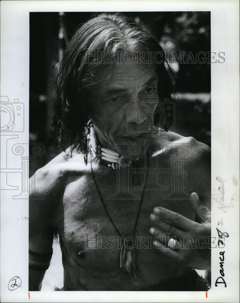 1984 Press Photo Anthony "Crazy Foot" Thompson performing an Indian Dance - Historic Images