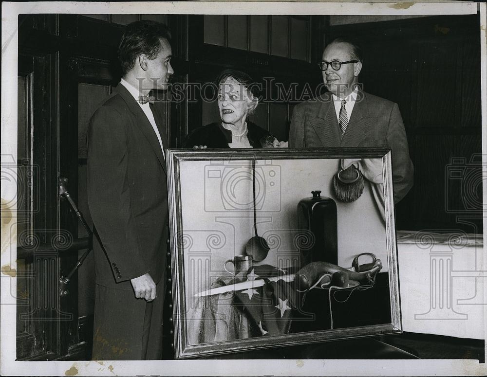 1954 Press Photo Artist, Robert Hunter &amp; Mrs R Mitton &amp; Cameron Thompson - Historic Images