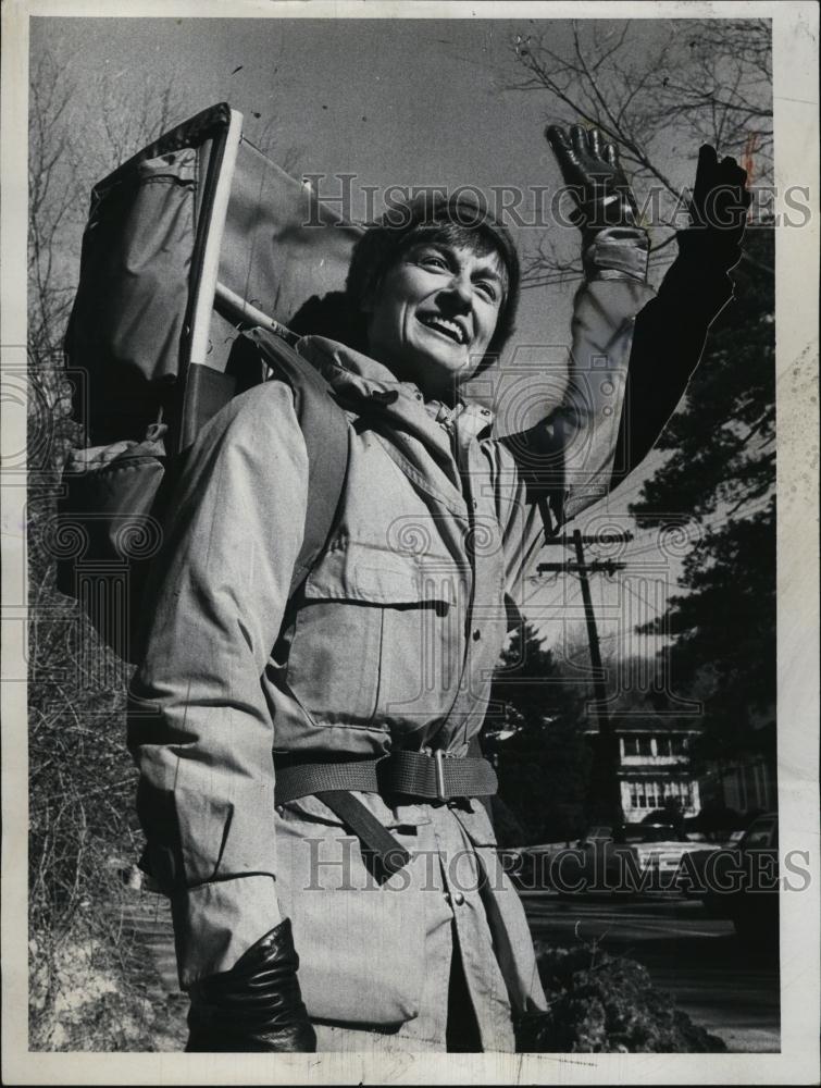 1971 Press Photo Louise Bruyn Leaves Holliston - RSL47127 - Historic Images