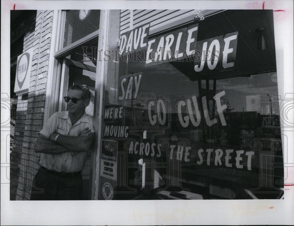 1975 Press Photo Earle Williams at his Gas Station - RSL98183 - Historic Images