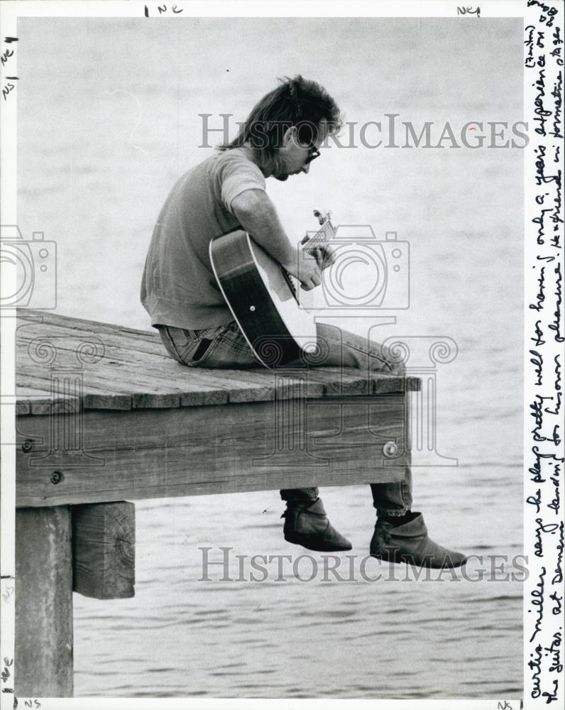 1986 Press Photo Curtis Miller Plays Guitar At Demens Landing - RSL64291 - Historic Images