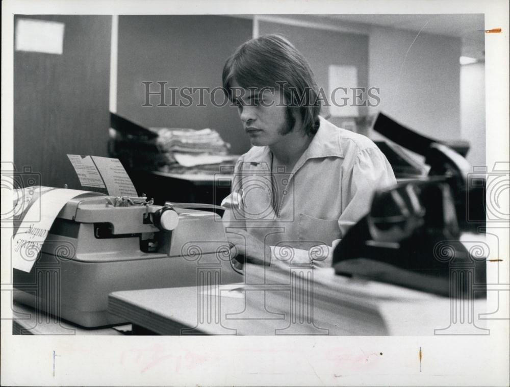 1972 Press Photo Young reporterPhil Rogers at his typewriter in Fla - RSL68359 - Historic Images