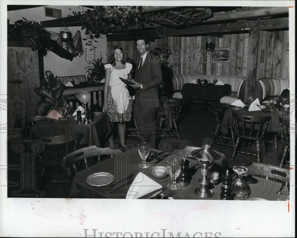 1985 Press Photo Restaurant Kalbs Cove Waitress Dana Emerson Cary Davis - Historic Images