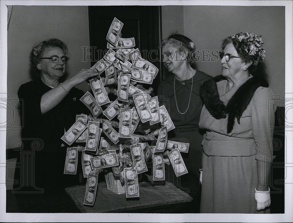 1961 Press Photo Eastern Massachusetts Women's group decorating a Dollar Tree - Historic Images