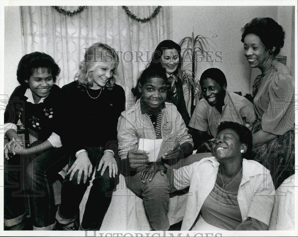 1983 Press Photo Accident Victim James Henderson Surrounded By Supporters - Historic Images